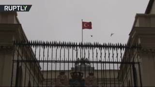 Демонстранты подняли турецкий флаг над консульством Нидерландов в Стамбуле