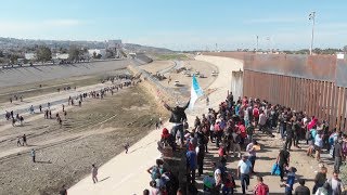 США применили слезоточивый газ против нелегальных мигрантов на границе с Мексикой