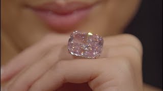 В Лондоне за $20 млн выставлен на торги крупнейший в мире розовый бриллиант