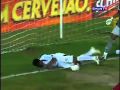 Espectacular patada a compañero de fútbol
