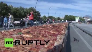 Пиццу длиною почти в 2 км испекли в Италии