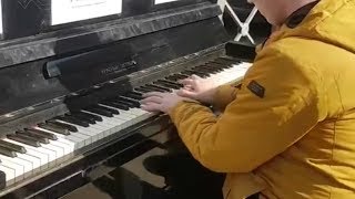 Музыкальная пауза: в центре Санкт-Петербурга появилось общественное пианино (11.04.2019 04:20)