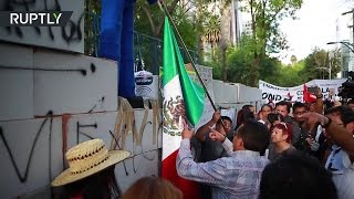 Протестующие в Мехико построили «стену» из коробок напротив посольства США