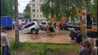 В центре Нижнего Новгорода внедорожник утонул в огромной луже