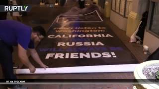 «Важно помнить, кто твой друг»: в США активистам помешали повесить плакат о дружбе с Россией
