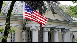 США временно прекратили выдачу виз россиянам