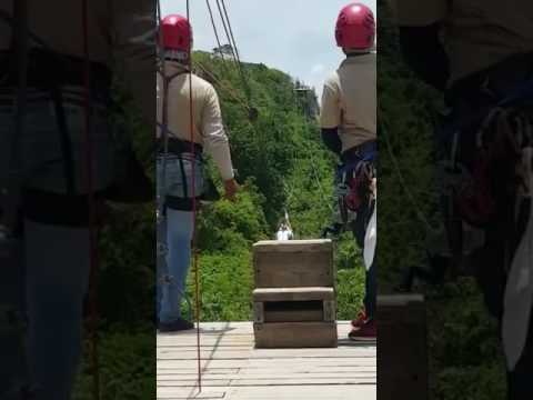 Por medio de un tuit,  todo parece indicar que la vicepresidenta de la República Margarita Cédeño de Fernández se fue este fin de semana con su hija Yolanda América a realizar turismo de aventura, ya que se le vió en un video practicar Zipline en al