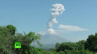 В Мексике вулкан Колима выбросил двухкилометровый столб пепла