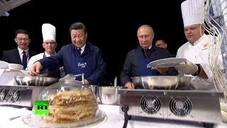 Блины, икра, водка, сбитень: Путин и Си Цзиньпин прогулялись по «Улицам Дальнего Востока»