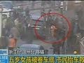 Thằng bé chêt hụt dưới gầm xe hơi ở Trung Quốc | hay88.com