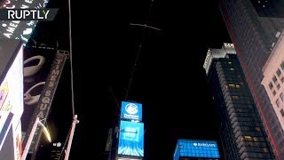 В Нью-Йорке акробаты прошли по натянутому между небоскрёбами канату (26.06.2019 10:25)