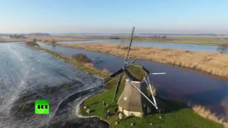 Голландцы устроили на затопленном поле каток