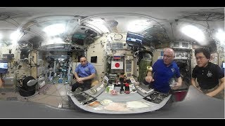 Российские космонавты учатся готовить суши в невесомости