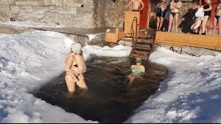 Женщины с детьми искупались в замёрзшем Байкале