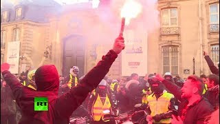 Перекрытые дороги, пробки и сотни пострадавших: французы протестуют против повышения цен на бензин