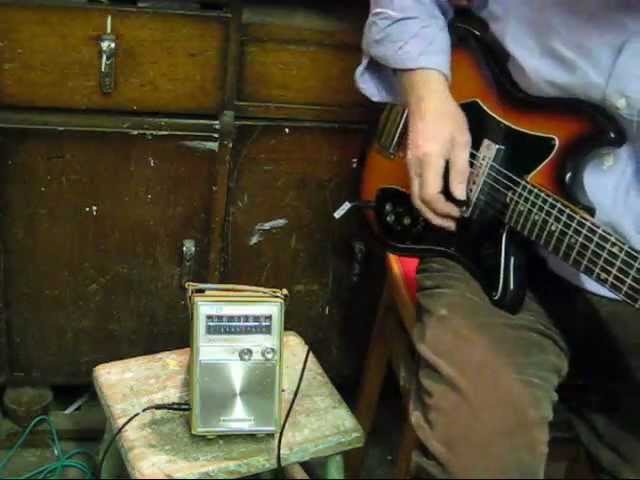 filmik wzmacniacz gitarowy ze starego radia :)