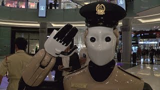 «Робокоп»: в ОАЭ на службу заступил робот-полицейский