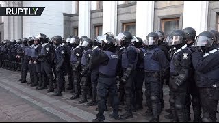 Полицейские применили слезоточивый газ для разгона протестующих у здания Верховной рады