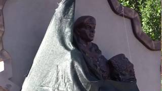 Подорванный памятник в Луганске