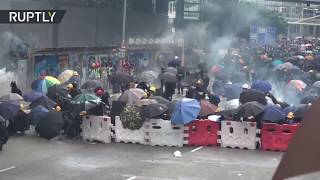 В Гонконге против протестующих применили слезоточивый газ и водомёты (01.09.2019 19:08)