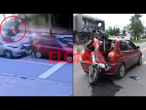 Impresionante choque en avenida Almafuerte: moto se incrustó en el baúl de un auto