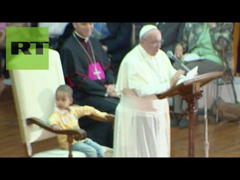 Niño  le quita la silla al Papa en plena misa