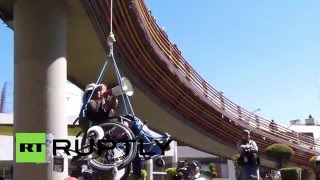 В Боливии инвалида-колясочника подвесили к мосту в знак протеста