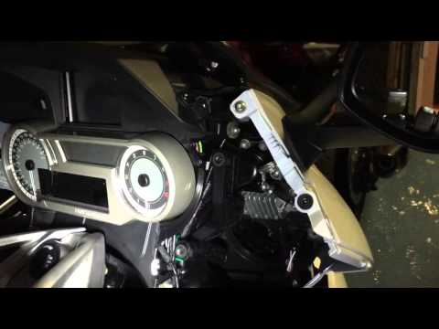 Come si regola i fari frontali della BMW K1600 GT?