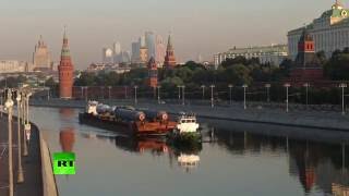 Беспилотник заснял движение крупногабаритной нефтеперерабатывающей установки по Москве-реке