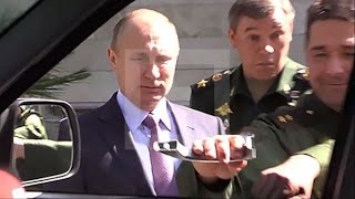 Генерал оторвал ручку у УАЗ "Патриот", показывая Путину новую технику