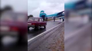 Самолет совершил неудачную посадку на дороге