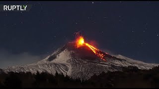 Огонь и лава: таймлапс извержения вулкана Этна в Италии