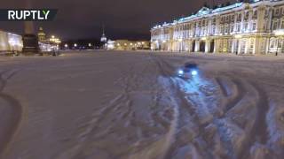 Экстремал прокатился на сноуборде по Дворцовой площади