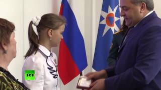 Глава МЧС Владимир Пучков наградил девочку, спасавшую детей на Сямозере в Карелии