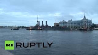 Крейсер «Аврора» прибыл к месту вечной стоянки в центре Санкт-Петербурга