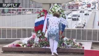 Близ памятника погибшим при августовском путче 91-го года подняли флаг РФ