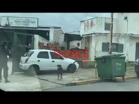 Auto sin conductor subió a la vereda y terminó en el portón de una escuela