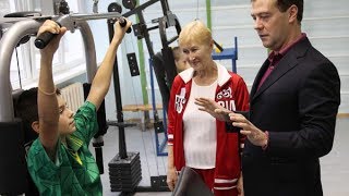 Дмитрий Медведев в школе был худеньким и подтягивался 30 раз