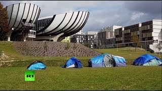 Палатки вместо парт: во французском вузе отменили занятия из-за лагеря мигрантов на его территории