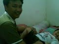 Picture Seorang Bapak Mencicipi Kaki Anak Nya