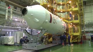 ТПК «Союз МС-03». Накатка головного обтекателя