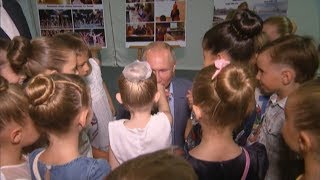 Путин поцеловал руку маленькой балерине в Севастополе (14.08.2019 12:19)