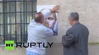 На улицах двух городов Боснии и Герцеговины активисты расклеили портреты Владимира Путина