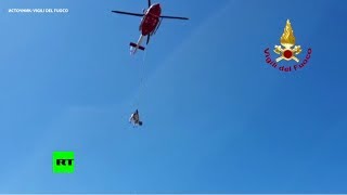 Итальянские пожарные спасли застрявшую на скалах корову с помощью вертолёта (03.04.2019 01:12)