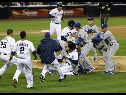 Pelea gigantesca en partido de béisbol Pelea gigantesca en partido de béisbol