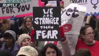 В Вашингтоне проходит многотысячный женский марш против Трампа