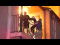 Des pompiers jettent des enfants dans un incendie Des pompiers jettent des enfants dans un incendie