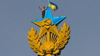 Хулиганы вывесили украинский флаг на шпиле сталинской высотки и выкрасили часть звезды в синий цвет