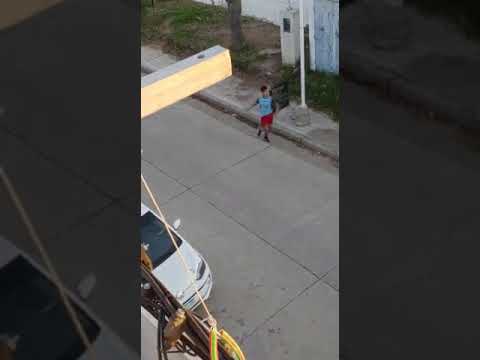 Policías persiguieron a un ladrón y fueron acatados a piedrazos al entrar al barrio
