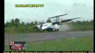 Pesawat Express Air Kecelakaan akibat menghindari Anjing di Runaway - YouTube Pesawat Express Air Kecelakaan akibat menghindari Anjing di Runaway - YouTube